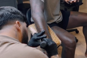 500万网彩票直播-家庭套餐！纹身师晒前往詹姆斯家中 为其一家四口人进行纹身