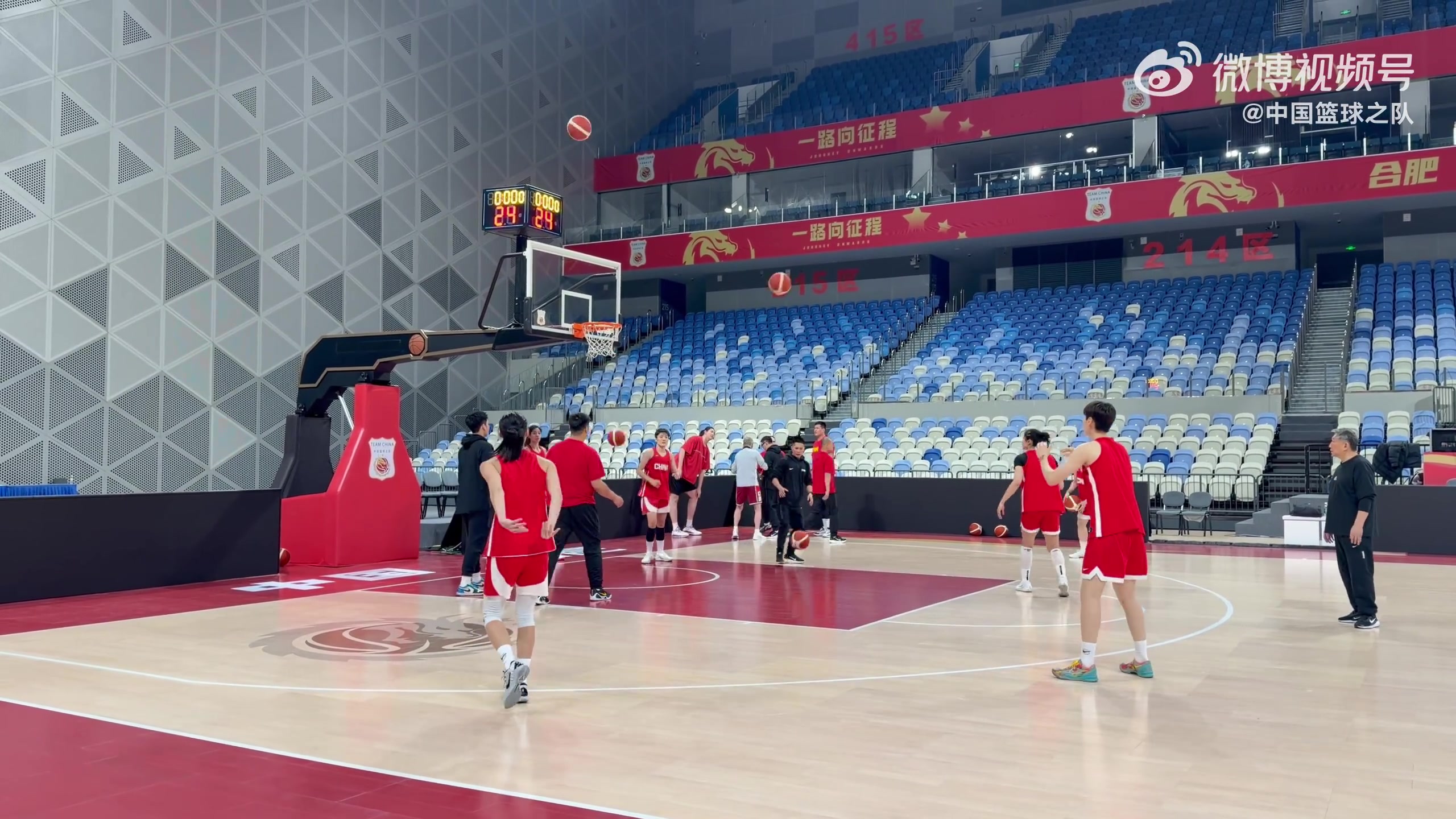 500万网彩票-中国女篮抵达合肥赛区 短暂休整后前往场馆进行踩场训练