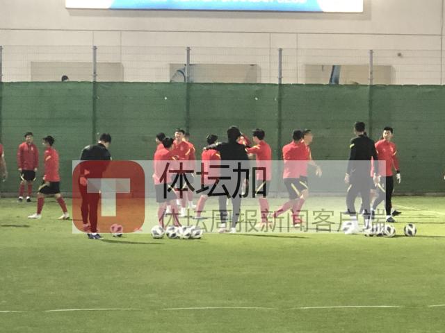最后一练放弃踩场  ​国足弃五后卫打法演练定位球